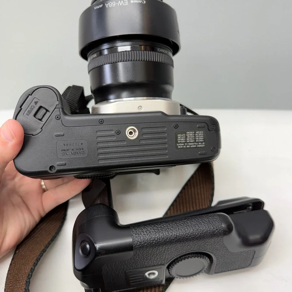 Canon EOS Elan II E 35mm SLR Film Camera 28-80mm Lens BP-50 Battery Pack Japan